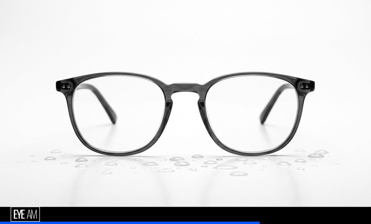 Frisch gereinigte Brille mit klaren Gläsern und Wassertropfen